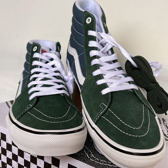 Vans WMNS Skate Sk8-Hi Mountain View
VN0A5FCCBD6
Sneakers - Picture 11 of 16